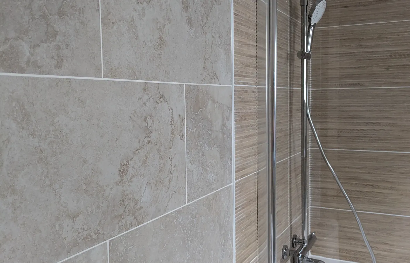 Douche et carrelage de salle de bains rénovée par JOFAGIST