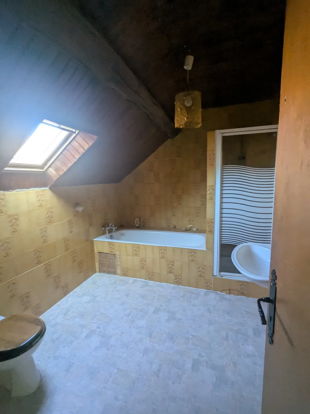 Salle de bains avant rénovation par JOFAGIST