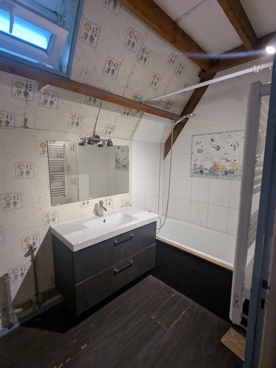 Salle de bains avant rénovation par JOFAGIST