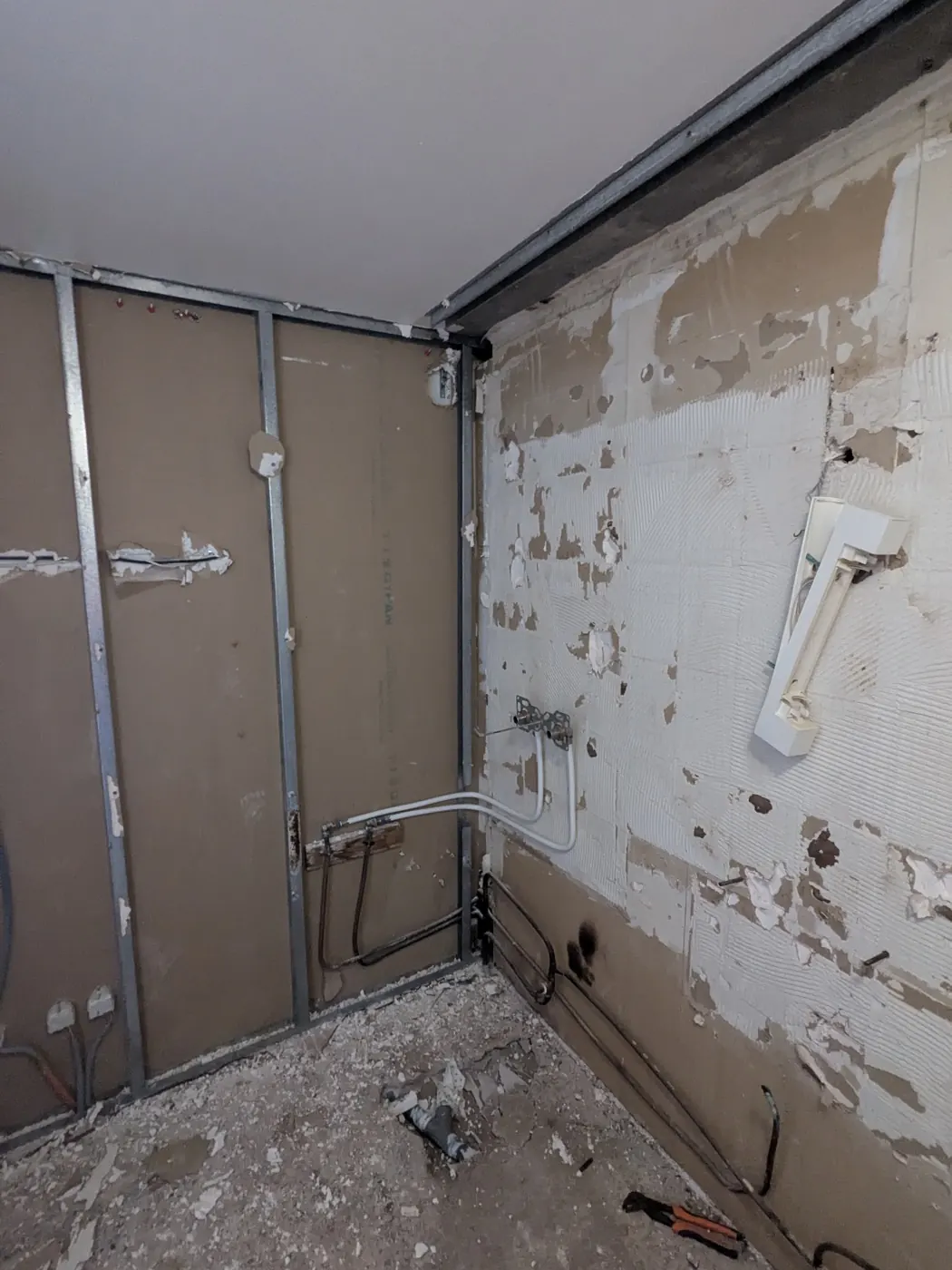 Salle de bains avant rénovation par JOFAGIST